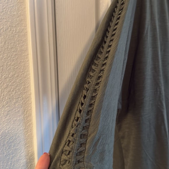 Cable & Gauge scoop neck flowy top - Picture 3 of 6